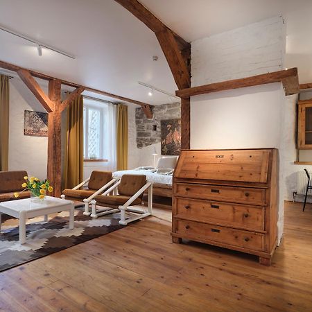Historic Apartment With Private Garden In Old Town Tallinn Bagian luar foto