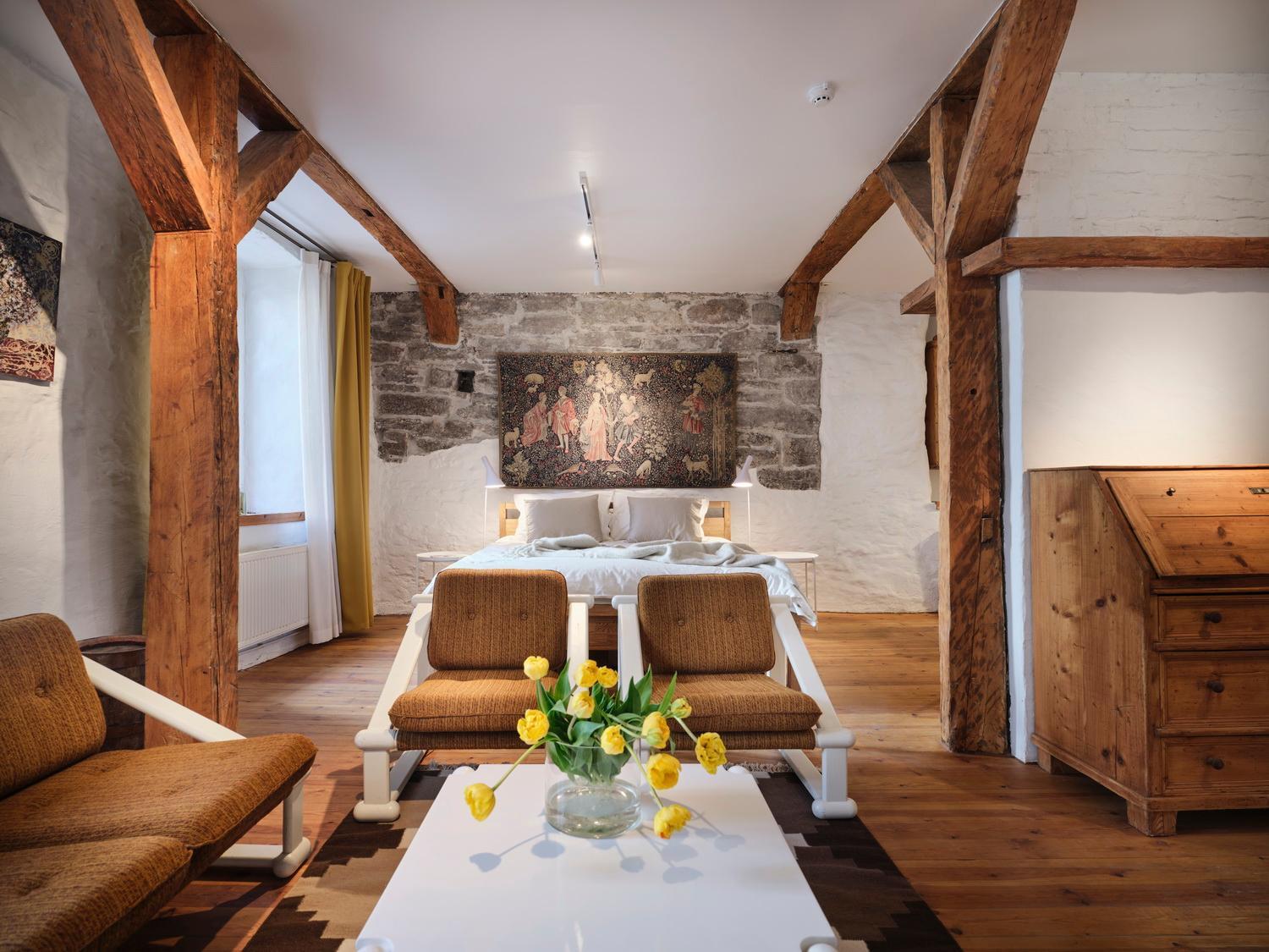 Historic Apartment With Private Garden In Old Town Tallinn Bagian luar foto